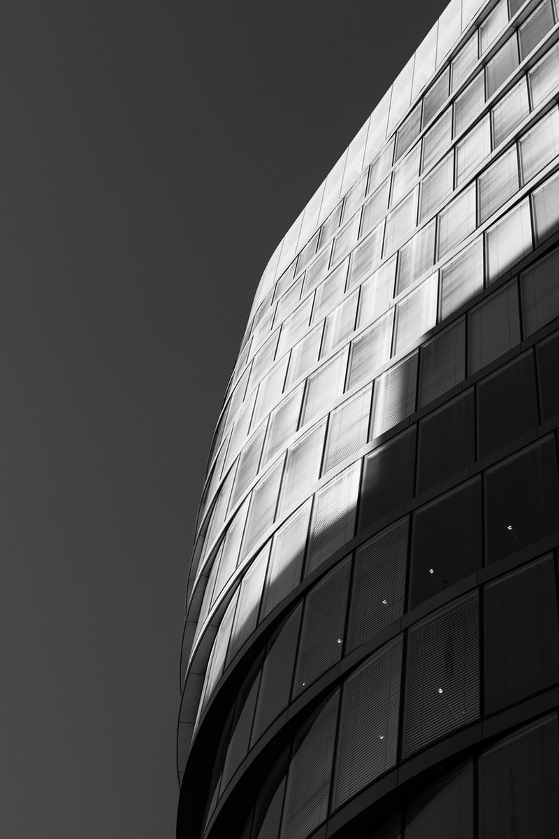 Traditional vs Modern Architecture